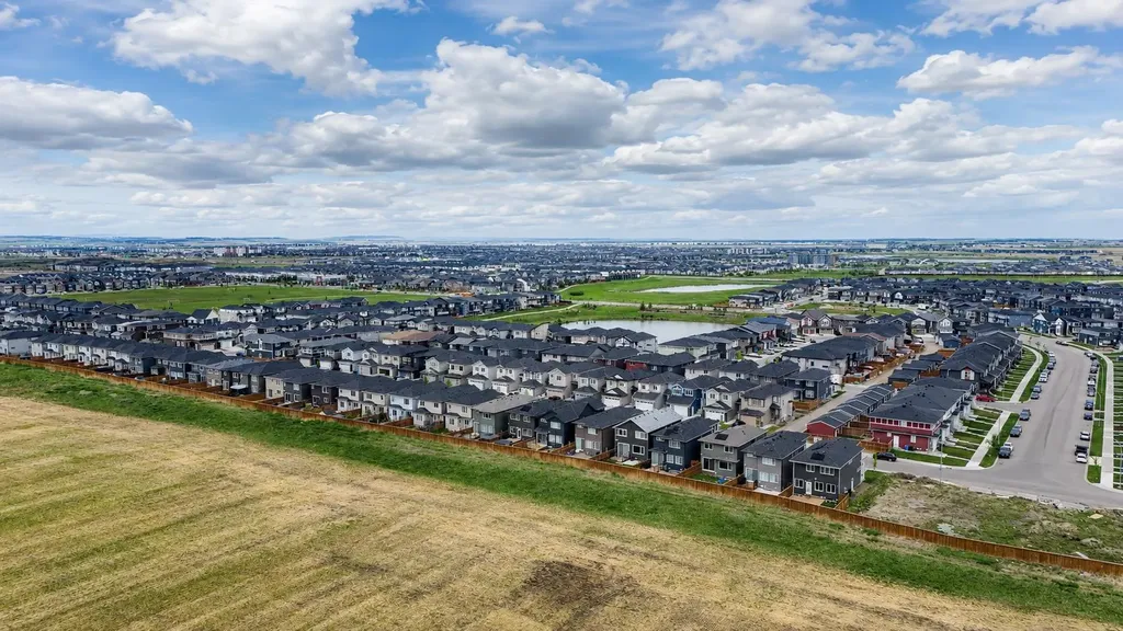 453 Corner Meadows Way NE Calgary AB T3N 1Y7