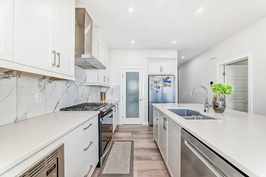 453 Corner Meadows Way NE Calgary AB T3N 1Y7