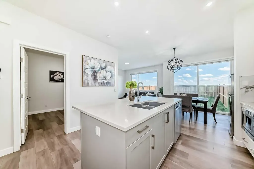 453 Corner Meadows Way NE Calgary AB T3N 1Y7