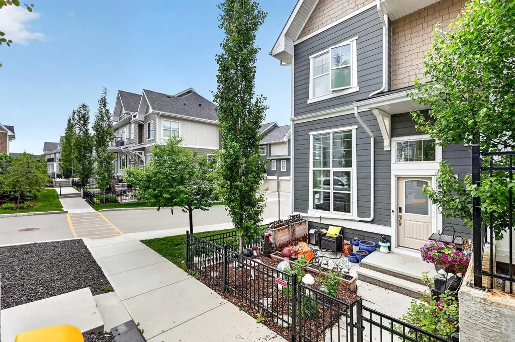 903 Cranbrook Walk SE Calgary AB T3M 2V5