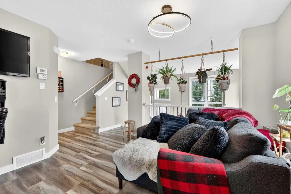 903 Cranbrook Walk SE Calgary AB T3M 2V5