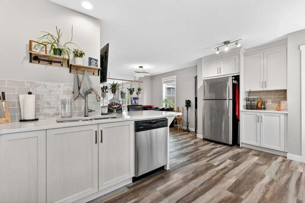 903 Cranbrook Walk SE Calgary AB T3M 2V5