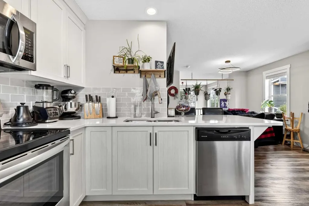 903 Cranbrook Walk SE Calgary AB T3M 2V5