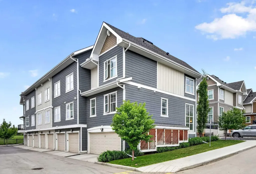 903 Cranbrook Walk SE Calgary AB T3M 2V5