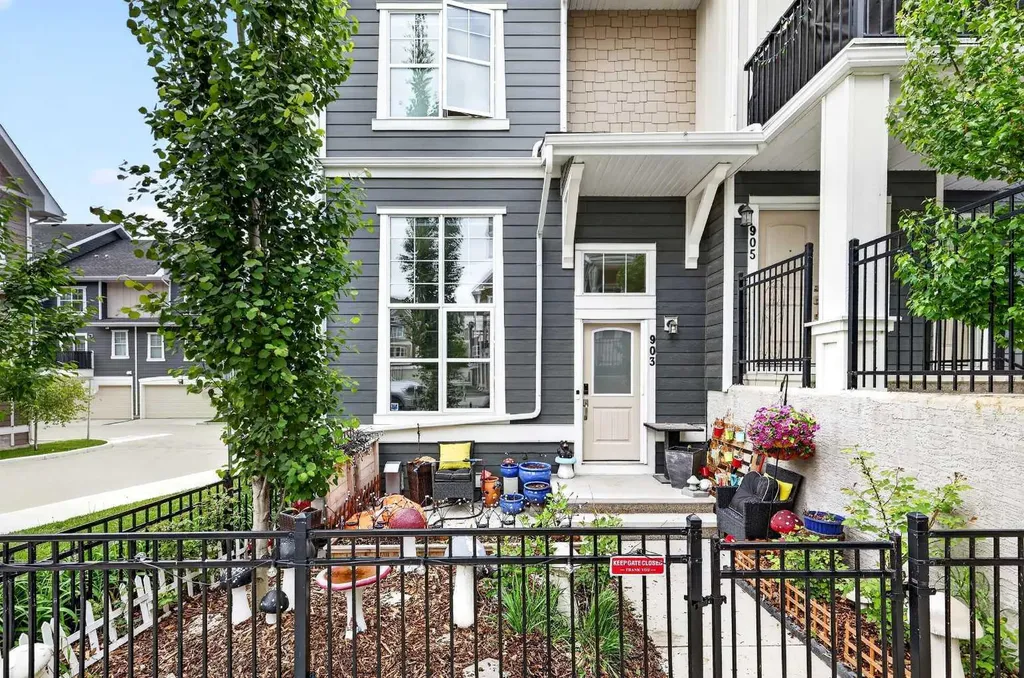 903 Cranbrook Walk SE Calgary AB T3M 2V5