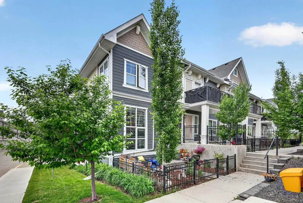 903 Cranbrook Walk SE Calgary AB T3M 2V5