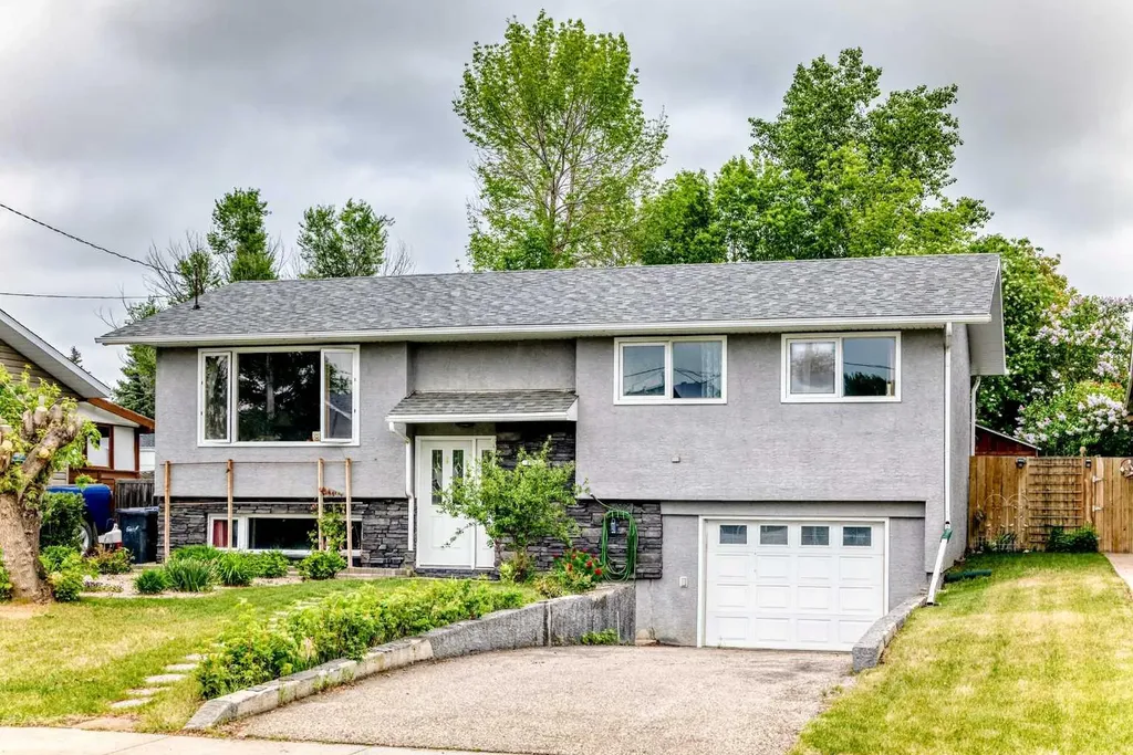 1652 Boutellier Close Penhold AB T0M 1R0