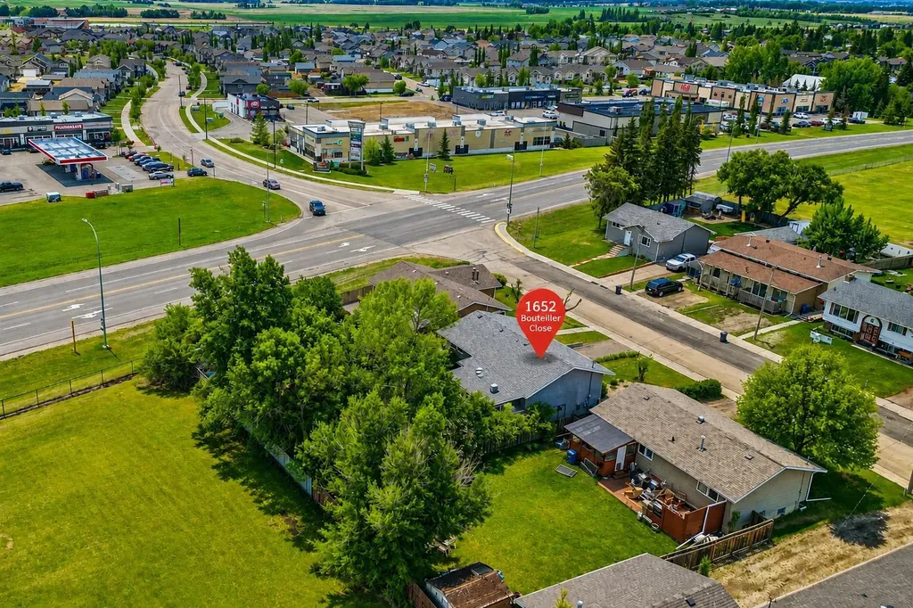 1652 Boutellier Close Penhold AB T0M 1R0