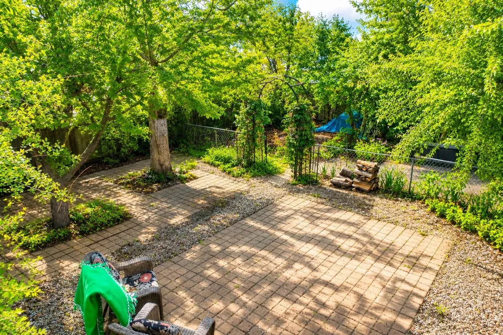 1652 Boutellier Close Penhold AB T0M 1R0