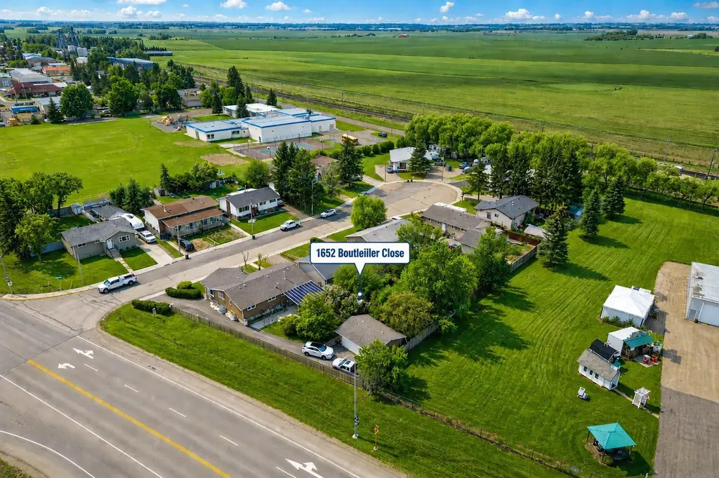 1652 Boutellier Close Penhold AB T0M 1R0
