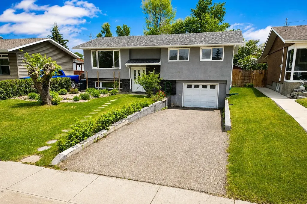 1652 Boutellier Close Penhold AB T0M 1R0