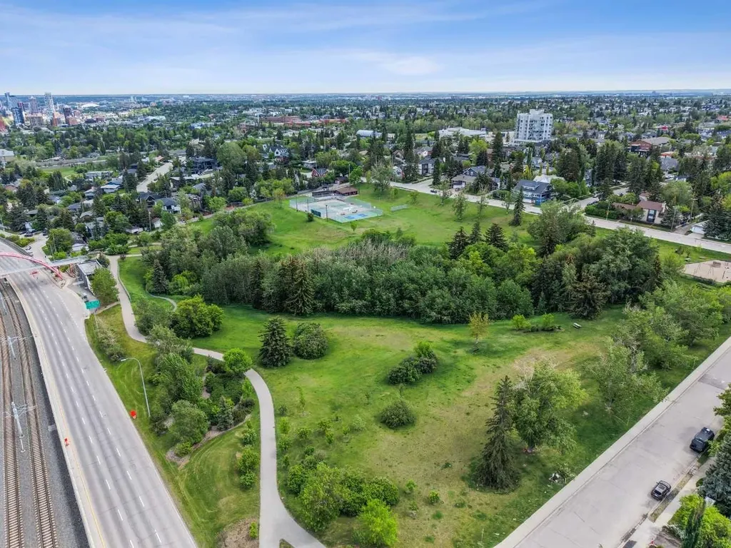 1739 24a Street SW Calgary AB T3C 1J5