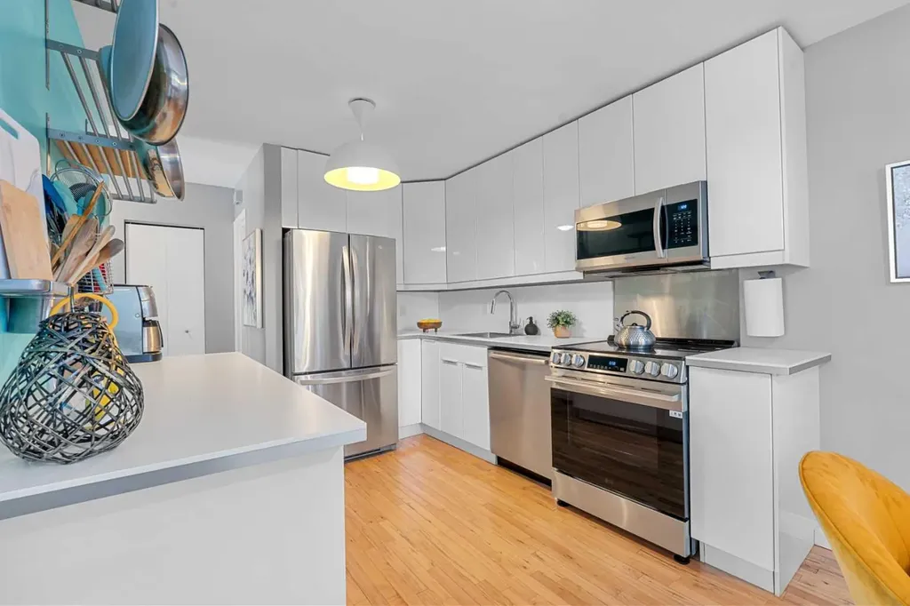 1739 24a Street SW Calgary AB T3C 1J5
