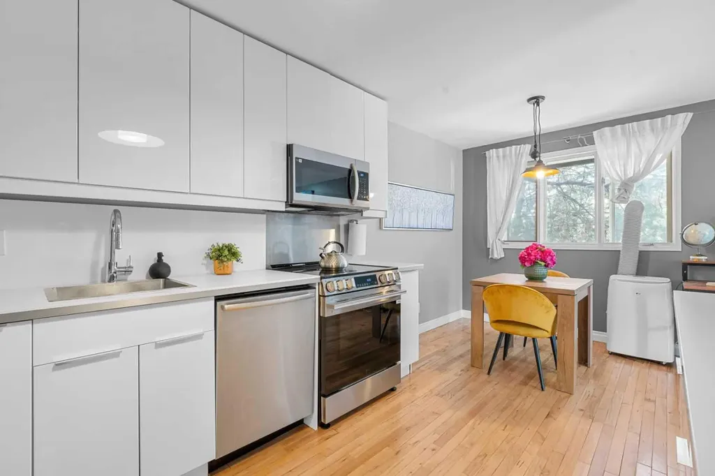 1739 24a Street SW Calgary AB T3C 1J5