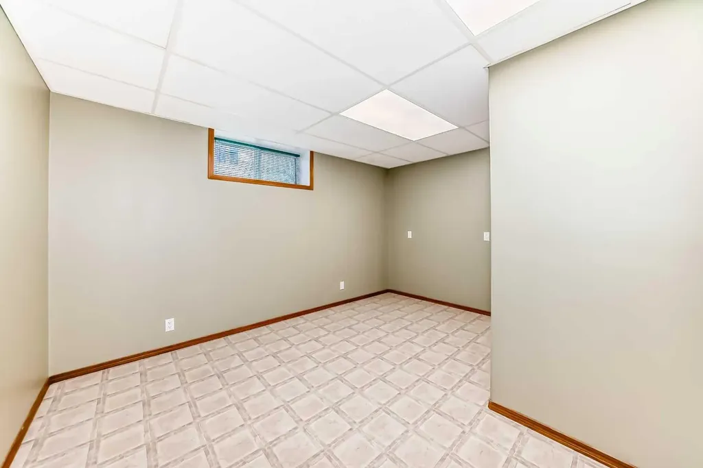 60 Avenue Ponoka AB T4J 1T7