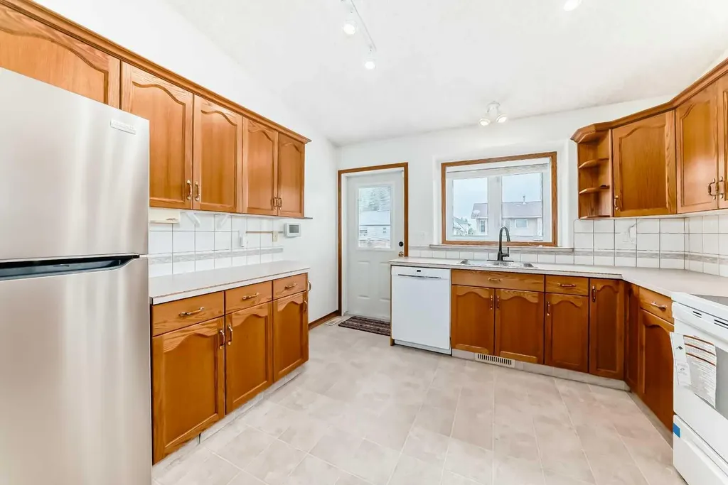 5910 60 Avenue Ponoka AB T4J 1T7
