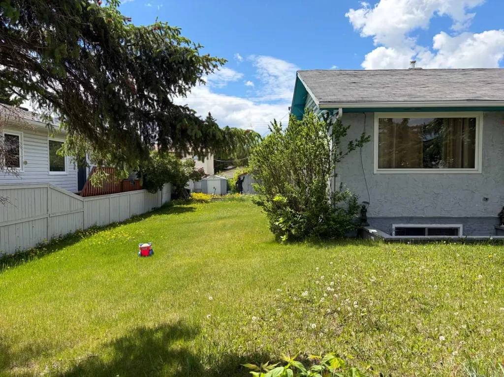 4327 70 Street NW Calgary AB T3B2K4