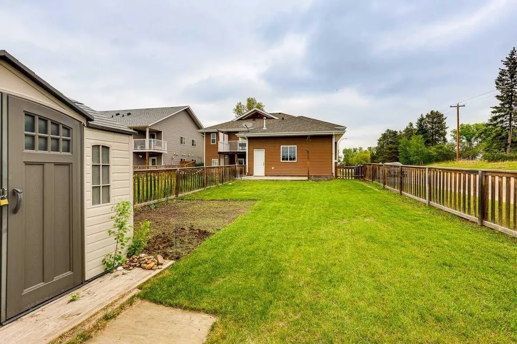 3801 50 Avenue Ponoka AB T4J 1C5