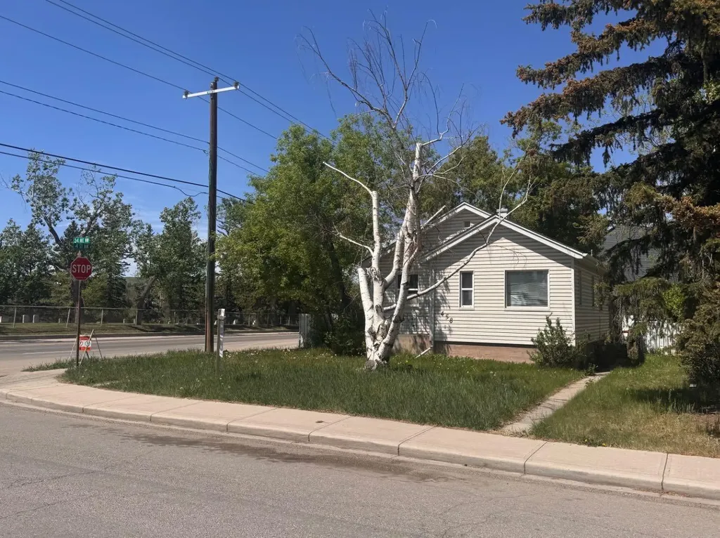 458 34 Avenue NW Calgary AB T2K0B8