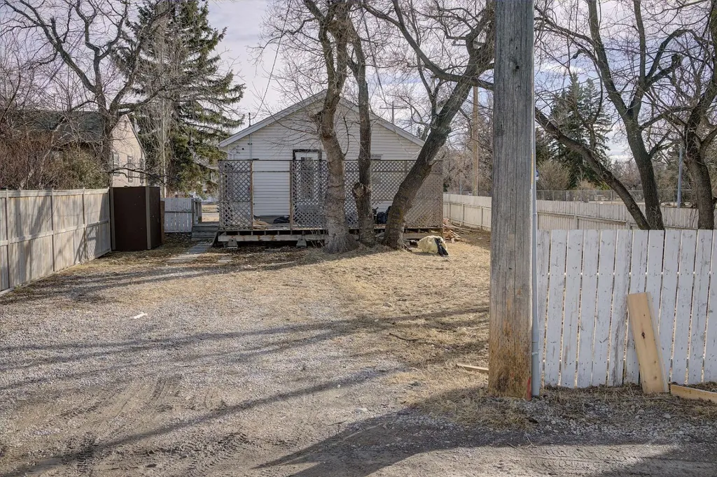 458 34 Avenue NW Calgary AB T2K0B8