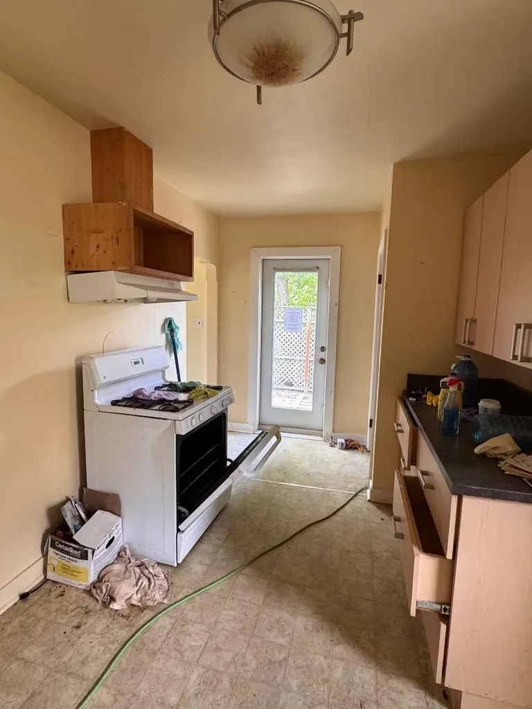 458 34 Avenue NW Calgary AB T2K0B8
