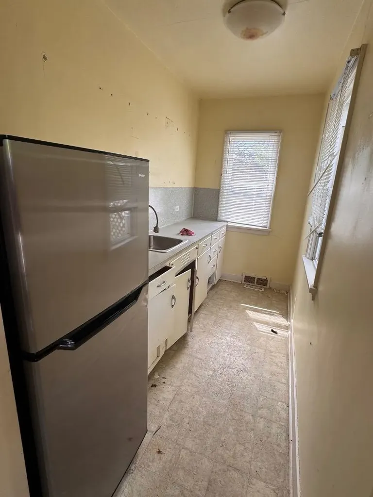 458 34 Avenue NW Calgary AB T2K0B8