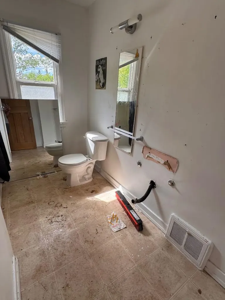 458 34 Avenue NW Calgary AB T2K0B8