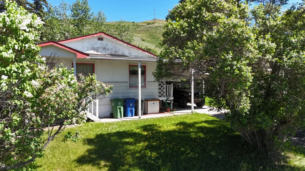 332 Third Street W Cochrane AB T4C1Z6