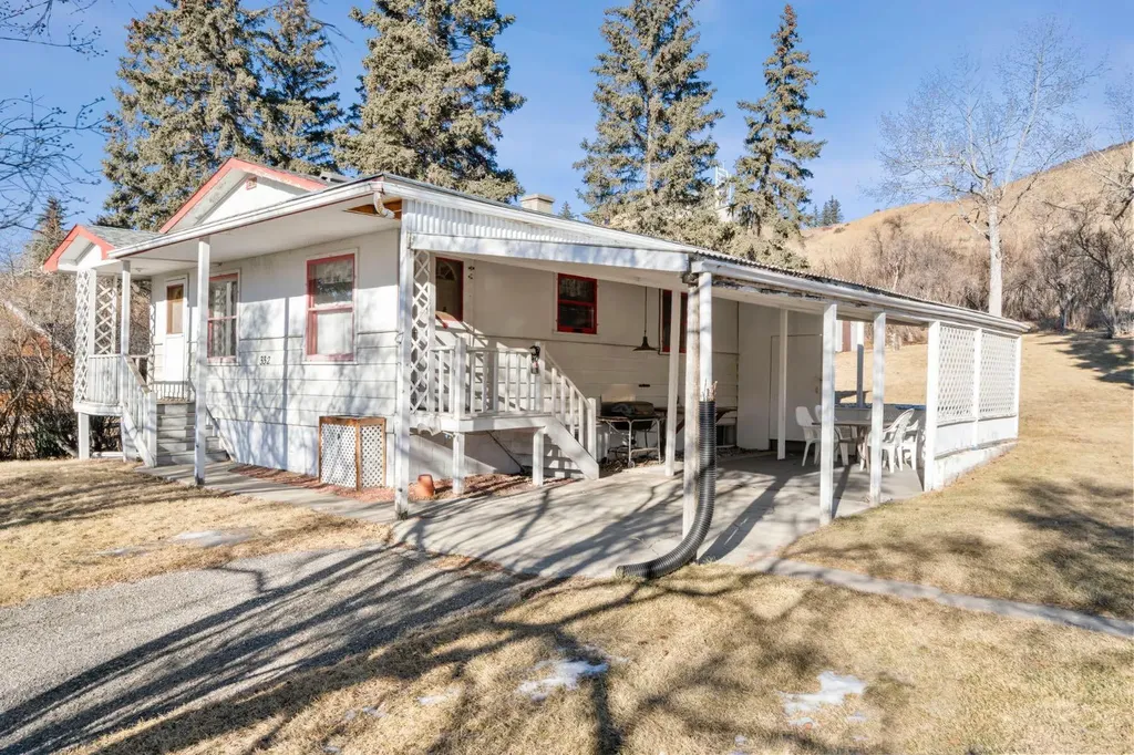 332 Third Street W Cochrane AB T4C1Z6