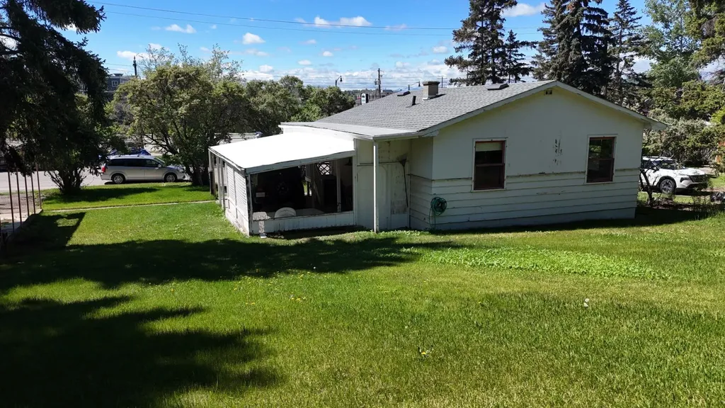 332 Third Street W Cochrane AB T4C1Z6