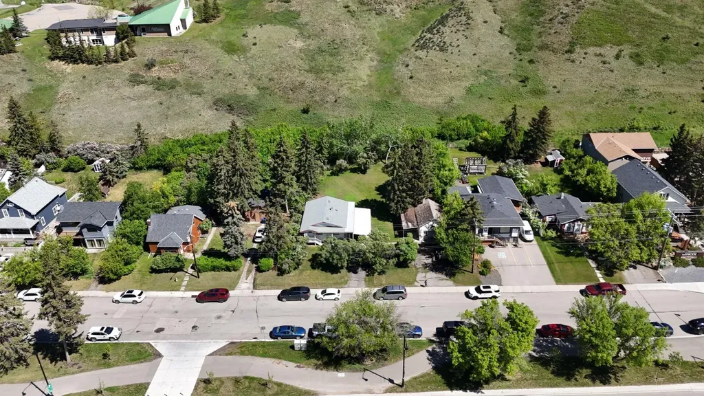 332 Third Street W Cochrane AB T4C1Z6
