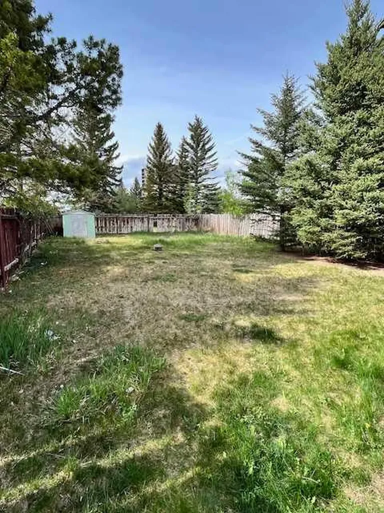 62 Carleton Road W Lethbridge AB T1K 3X5