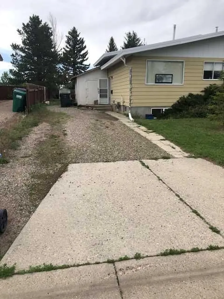 62 Carleton Road W Lethbridge AB T1K 3X5