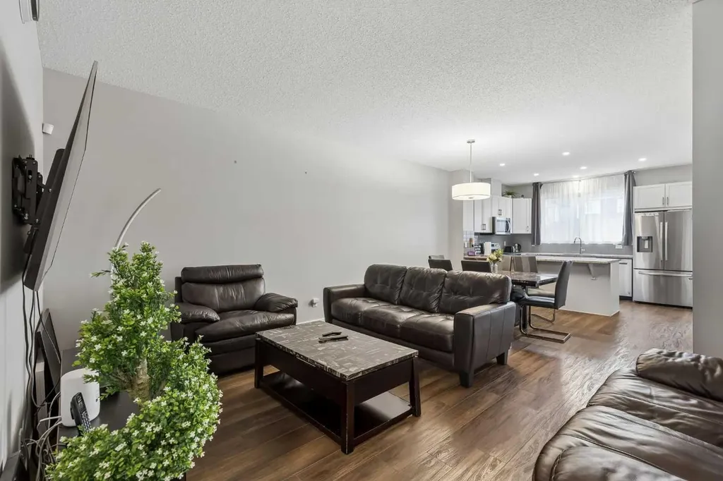 291 Magnolia Square SE Calgary AB T3M 2W6