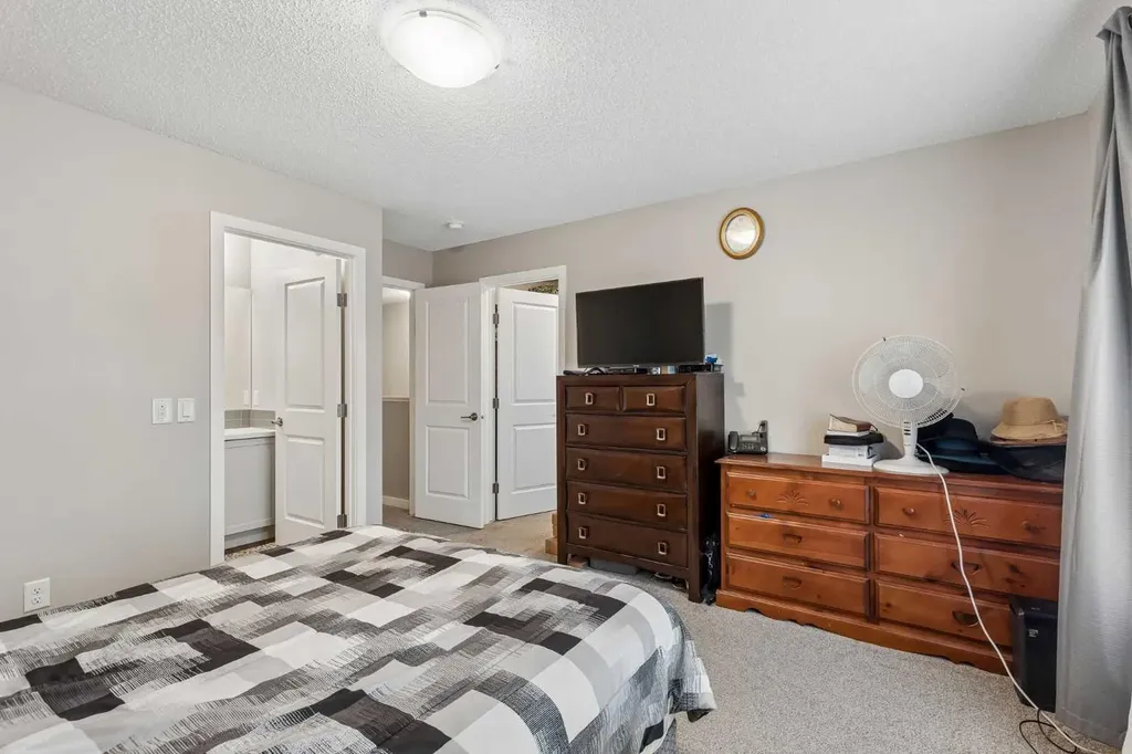 291 Magnolia Square SE Calgary AB T3M 2W6