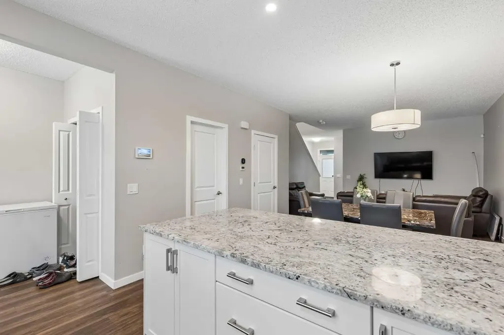 291 Magnolia Square SE Calgary AB T3M 2W6