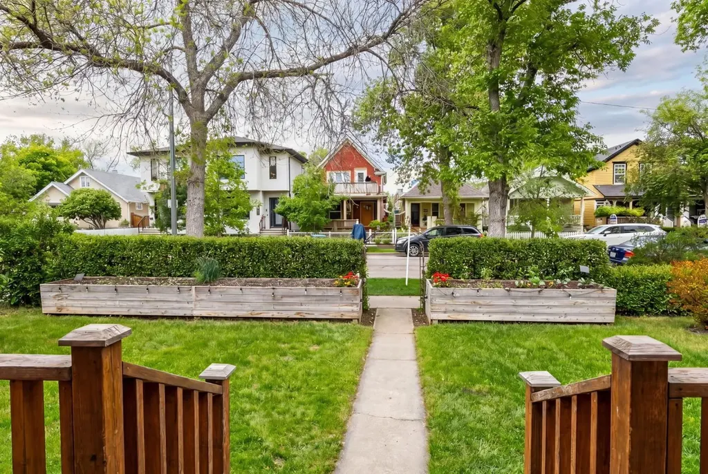 609 9 Avenue NE Calgary AB T2E 0W4