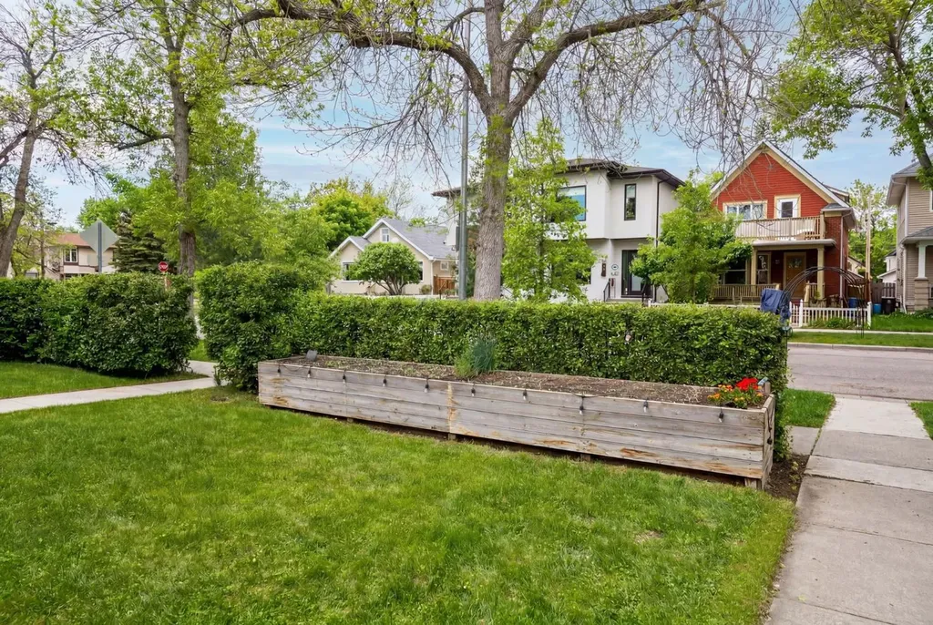 609 9 Avenue NE Calgary AB T2E 0W4