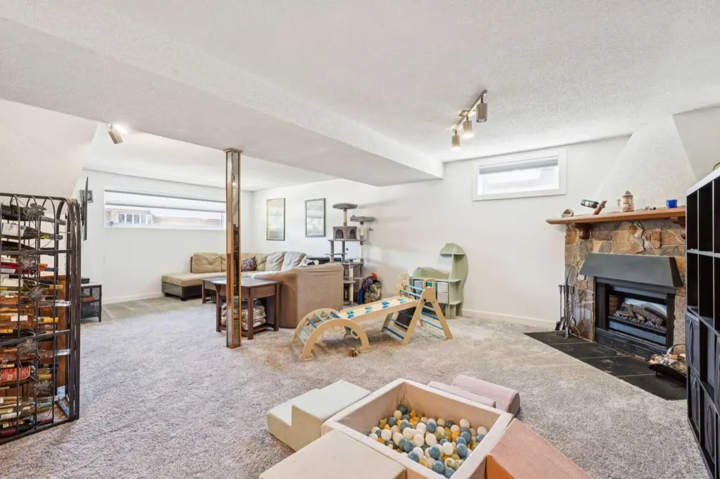 215 Silver Valley Rise NW Calgary AB T3B 4X8