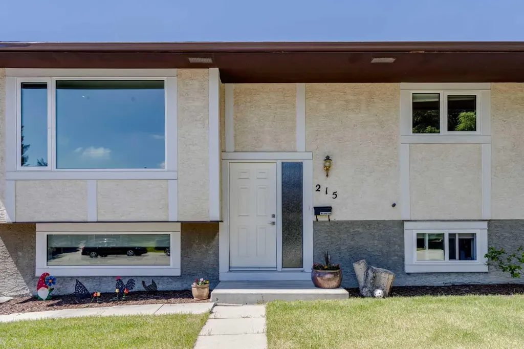 215 Silver Valley Rise NW Calgary AB T3B 4X8