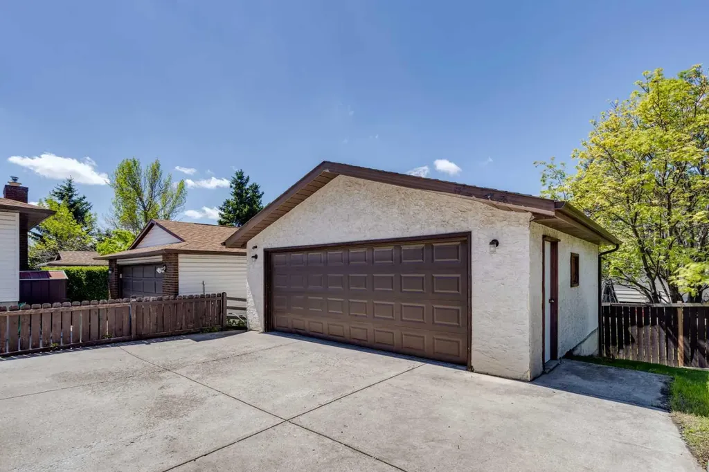 215 Silver Valley Rise NW Calgary AB T3B 4X8