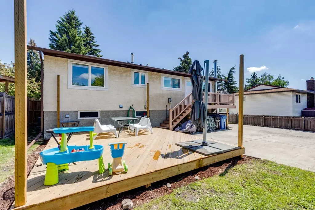 215 Silver Valley Rise NW Calgary AB T3B 4X8