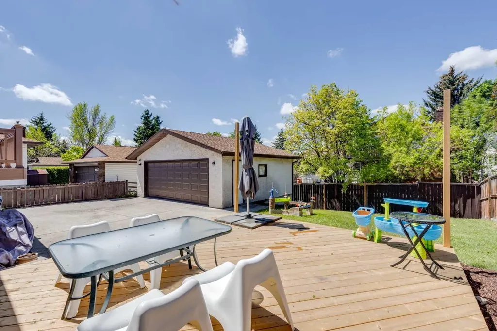 215 Silver Valley Rise NW Calgary AB T3B 4X8