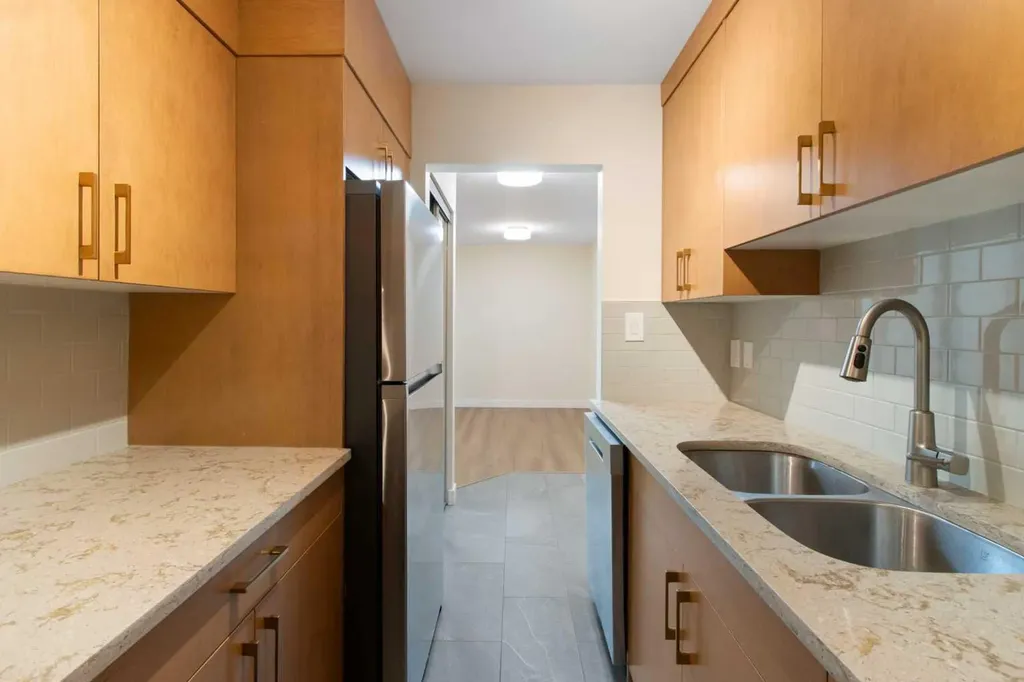523 15 Avenue SW Calgary AB T2R 0R3
