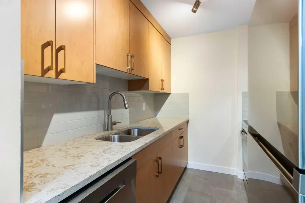 523 15 Avenue SW Calgary AB T2R 0R3