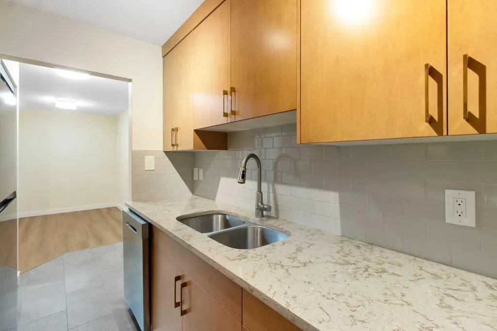 523 15 Avenue SW Calgary AB T2R 0R3