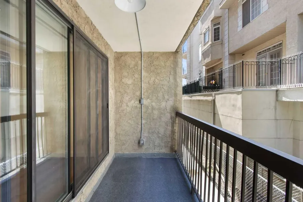 523 15 Avenue SW Calgary AB T2R 0R3
