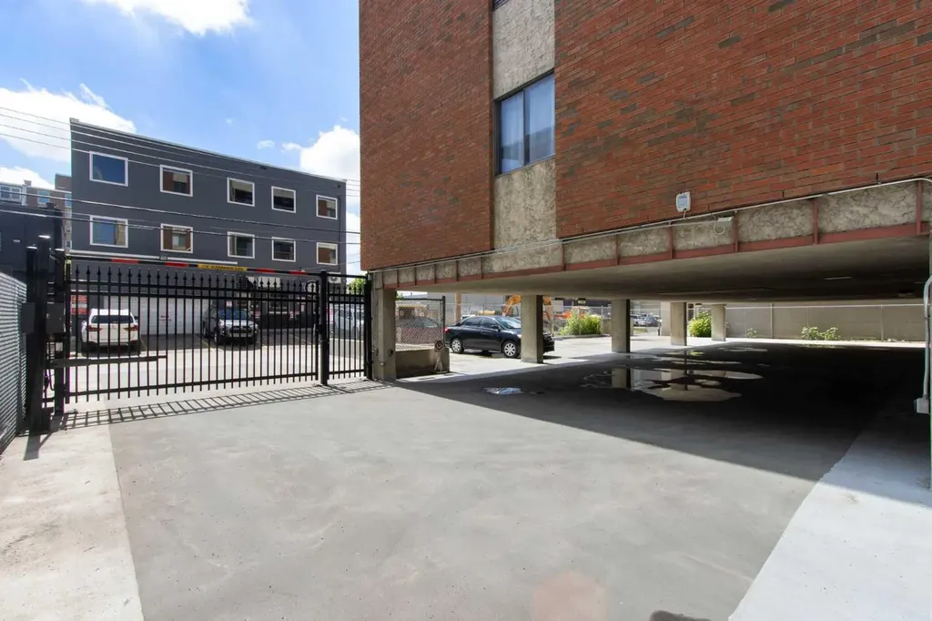 523 15 Avenue SW Calgary AB T2R 0R3
