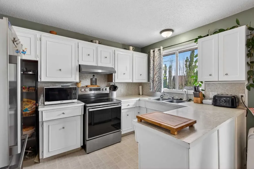 571 8 Street SE Three Hills AB T0M 2A0