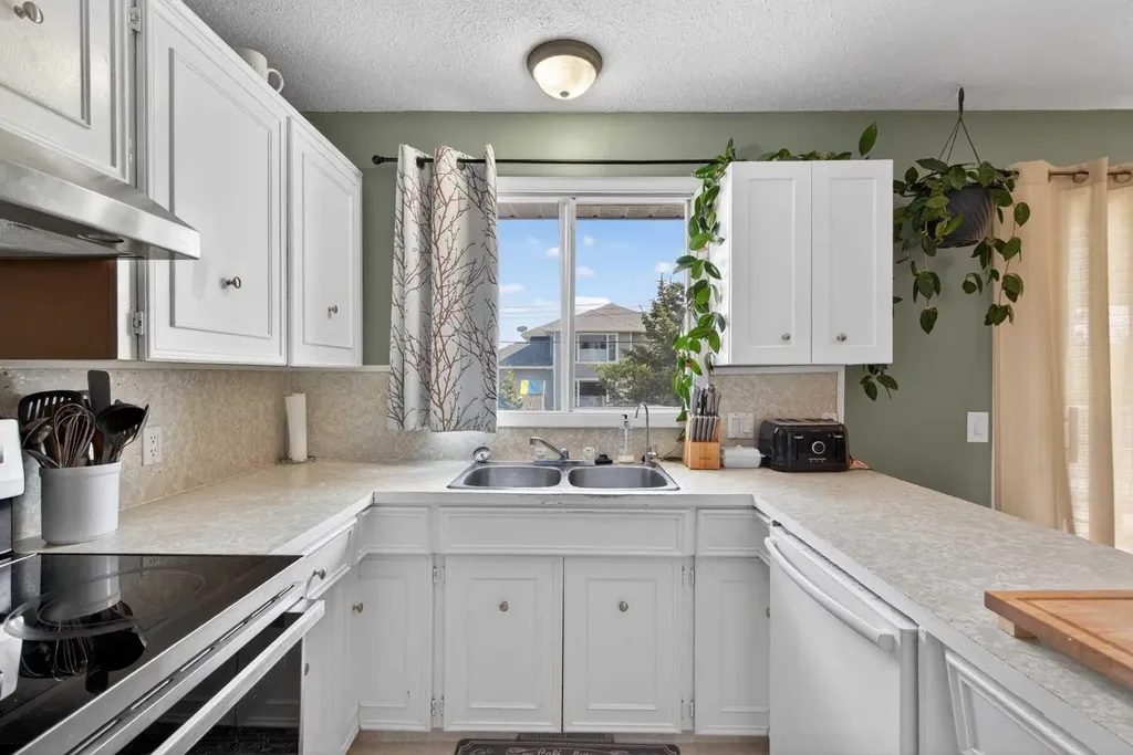 571 8 Street SE Three Hills AB T0M 2A0